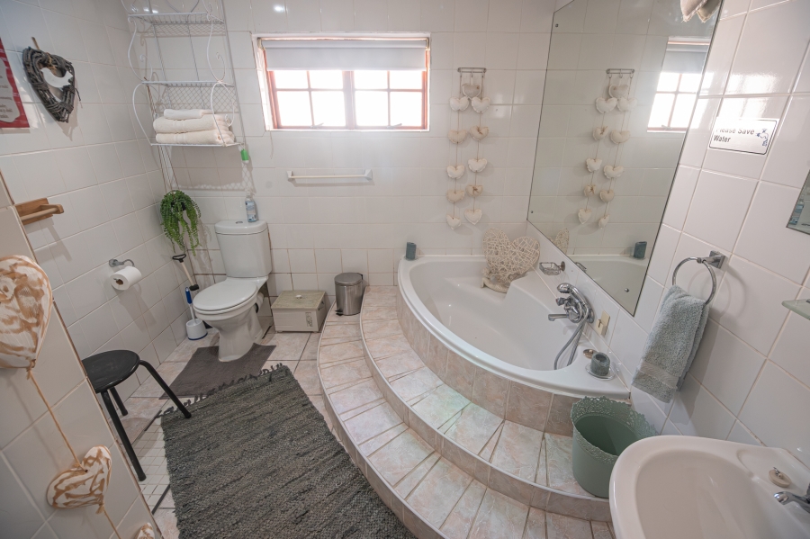 4 Bedroom Property for Sale in Fraaiuitsig Western Cape